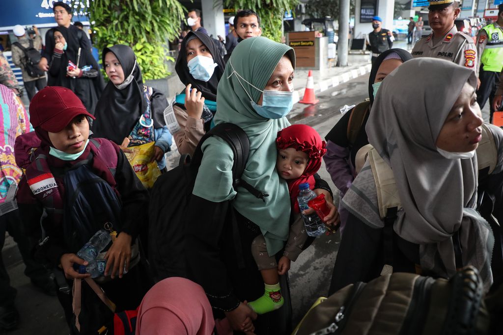 Indonesian citizens from Sudan line up to enter the bus at Soekarno-Hatta International Airport, Tangerang, Banten, Friday (28/4/2023). A total of 385 Indonesian citizens arrived in Indonesia after being evacuated from Sudan due to the armed conflict that occurred in that country.