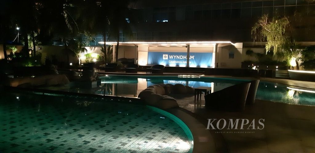 Suasana luar ruangan Hotel Wyndham Casablanca, Jakarta. Hotel ini menjadi sedikit dari hotel di Indonesia yang menerapkan konsep pariwisata berkelanjutan.