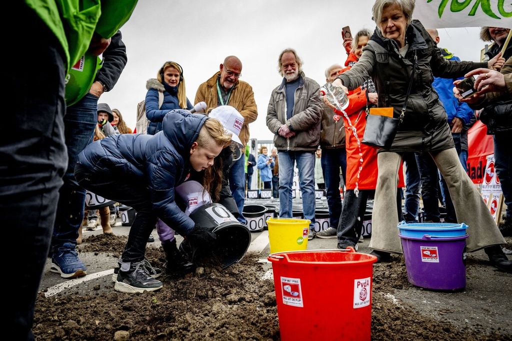 Anak-anak ikut berpartisipasi dalam aksi protes para aktivis lingkungan di Dordrecht, 3 Februari 2024. 