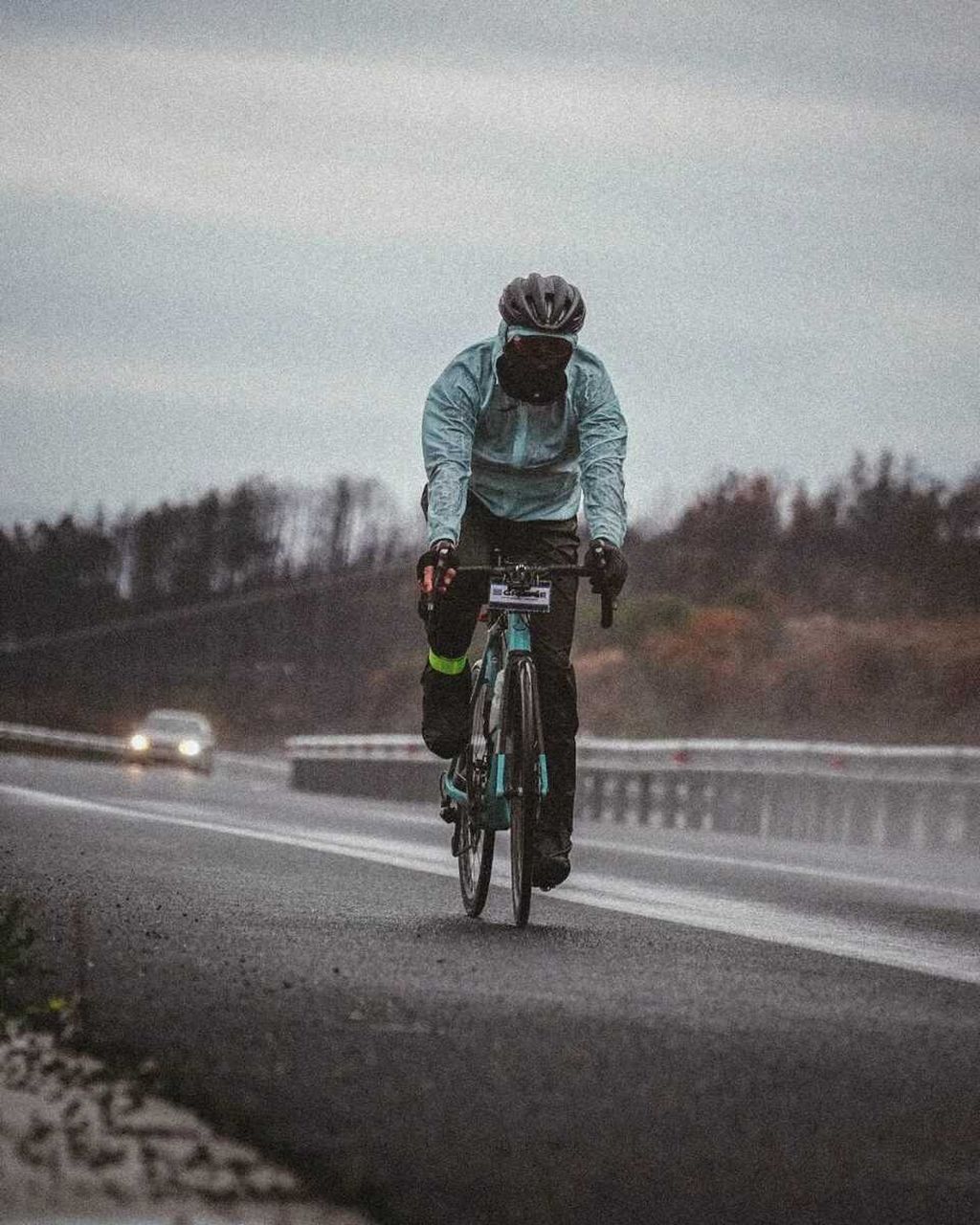 Pesepeda asal Indonesia yang tengah melakukan perjalanan Jakarta-Paris Royke Lumowa sedang bersepeda menuju perbatasan Turki-Yunani.
