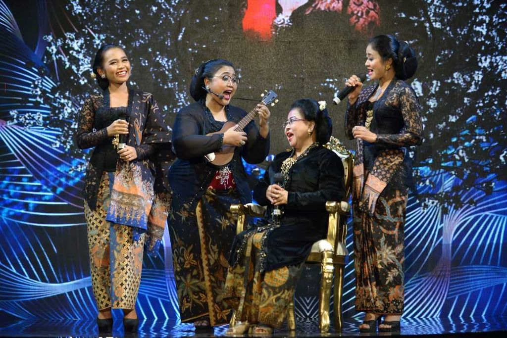 Waljinah (tengah duduk), maestro keroncong, tampil bersama Endah Laras, Sruti Respati, dan Woro Mustiko, dalam konser daring bertajuk "Tribute to a Living Legend: Waljinah" di Studio Lokananta, Kota Surakarta, Jawa Tengah, Kamis (31/12/2020). 