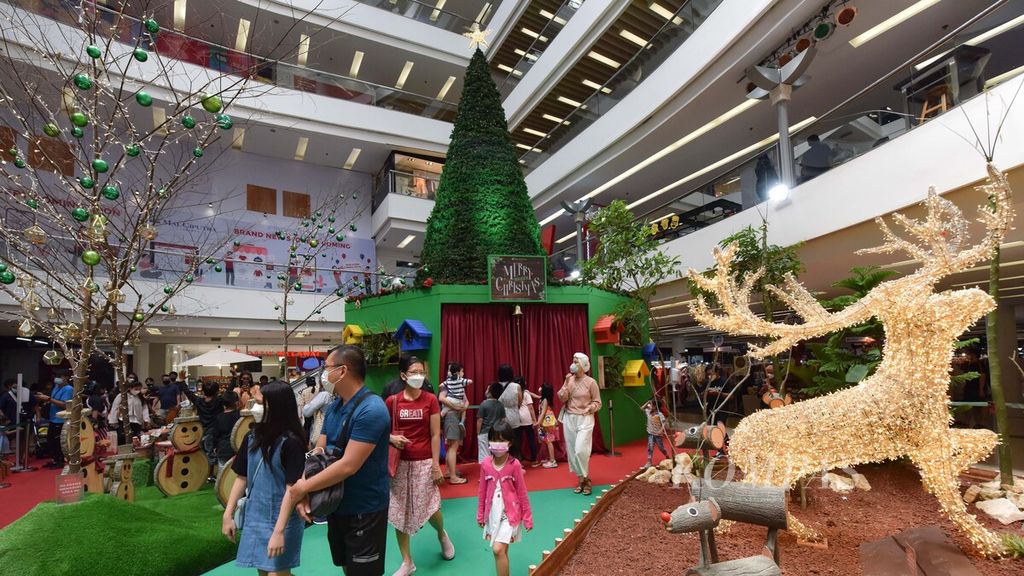 Pengunjung menyaksikan aneka dekorasi Natal 2021 di Mal Ciputra, Jakarta, Sabtu (18/12/2021). 