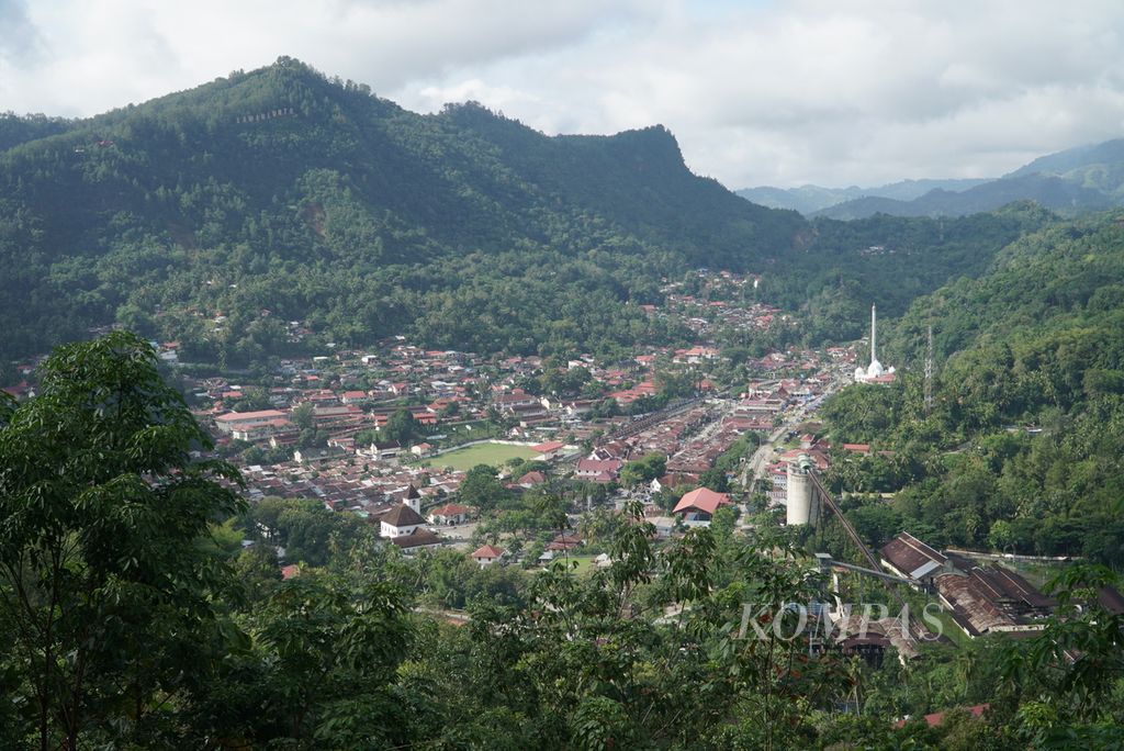 Suasana panorama Kota Lama Sawahlunto, yang juga pusat pemerintahan kota saat ini ketika difoto dari obyek wisata Puncak Cemara, Sawahlunto, Sumatera Barat, Rabu (22/6/2022). 
