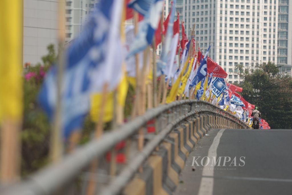 Bendera partai politik peserta Pemilu 2024 dipasang di sepanjang jalan layang di kawasan Karet, Jakarta, Selasa (22/8/2023). Meskipun jadwal kampanye masih tiga bulan lagi, atribut kampanye seperti bendera partai politik ataupun baliho bakal calon anggota legislatif sudah bertebaran di sudut-sudut kota. 