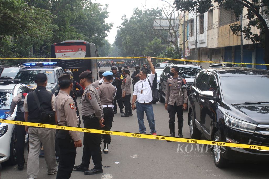 Polisi masih melakukan olah tempat kejadian perkara di sekitar lokasi bom bunuh diri di Polsek Astanaanyar, Kota Bandung, Jawa Barat, Rabu (7/12/2022).
