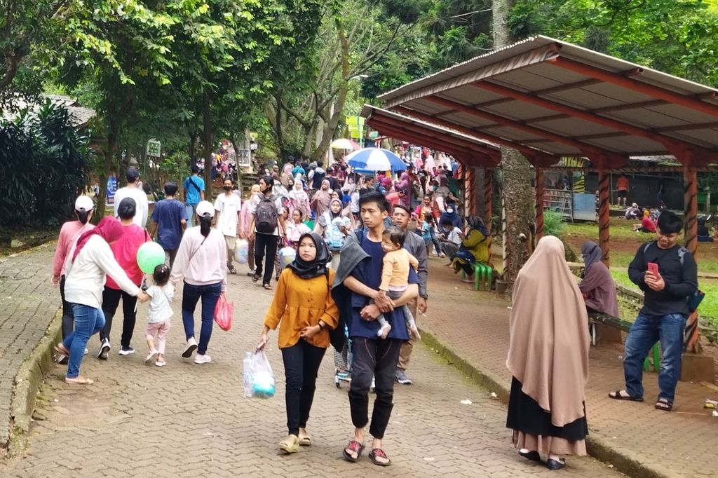 Pada hari kedua Lebaran tercatat  30.646 pengunjung berwisata ke Kebun Margasatwa Ragunan, Selasa (3/5/2022).