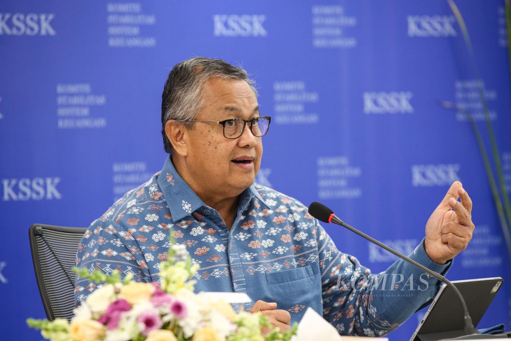 Gubernur Bank Indonesia Perry Warjiyo menyampaikan keterangan dalam konferensi pers Komite Stabilitas Sistem Keuangan di Jakarta, Jumat (2/8/2024). 