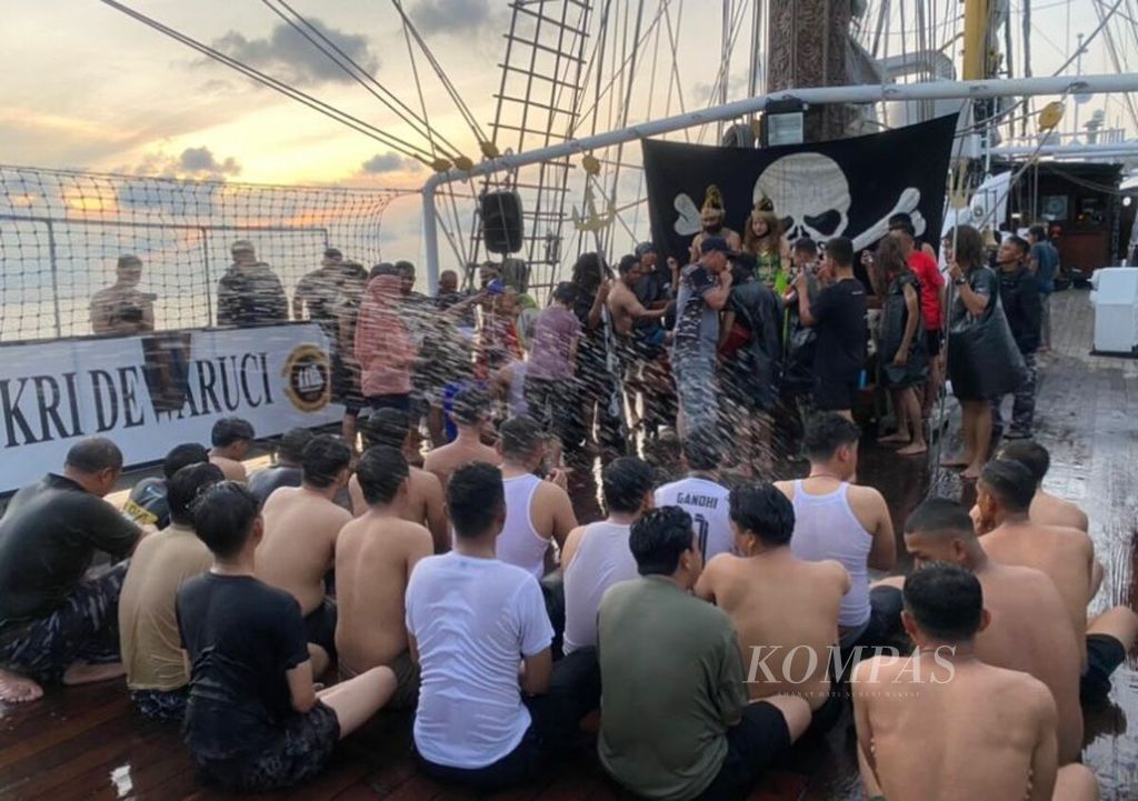 Para peserta Muhibah Budaya Jalur Rempah menjalani tradisi mandi khatulistiwa di atas KRI Dewaruci saat melintasi Selat Malaka, Jumat (14/6/2024).