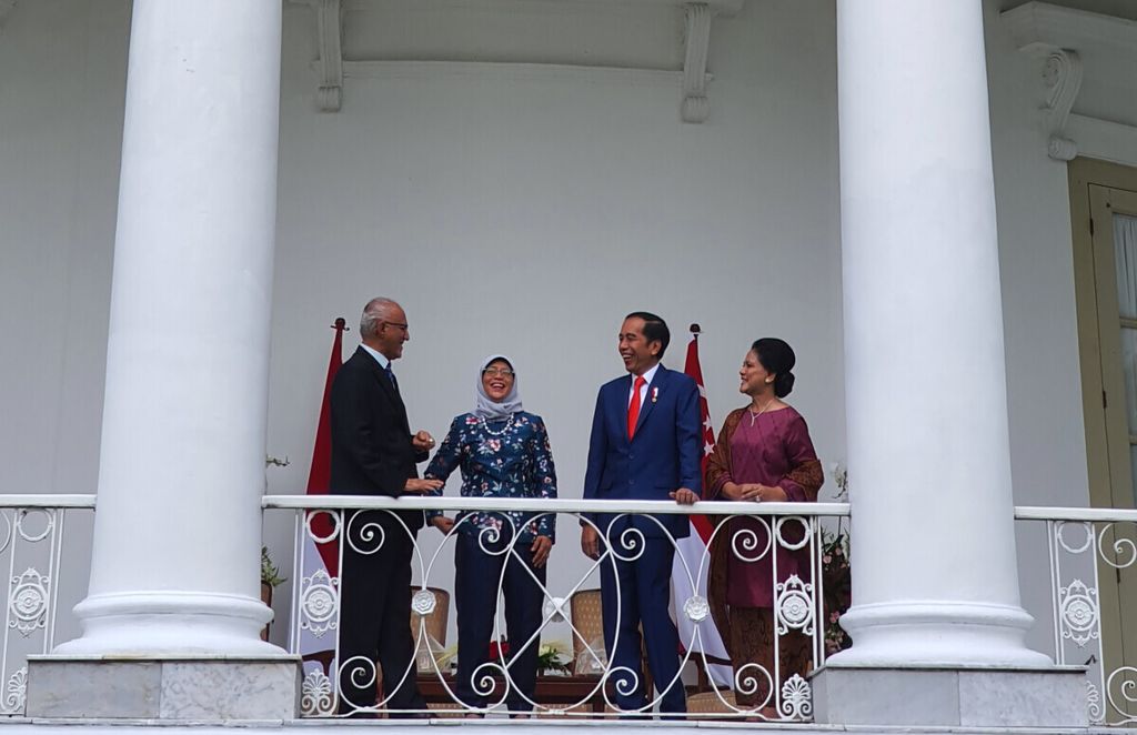 Presiden Joko Widodo dan Nyonya Iriana berbincang dengan Presiden Singapura Nyonya Halimah Yacob dan suaminya Mohamed Abdullah Alhabshee dalam kunjungan kenegaraan di Istana Kepresidenan Bogor, Selasa (4/2/2020). Kompas/nina susilo