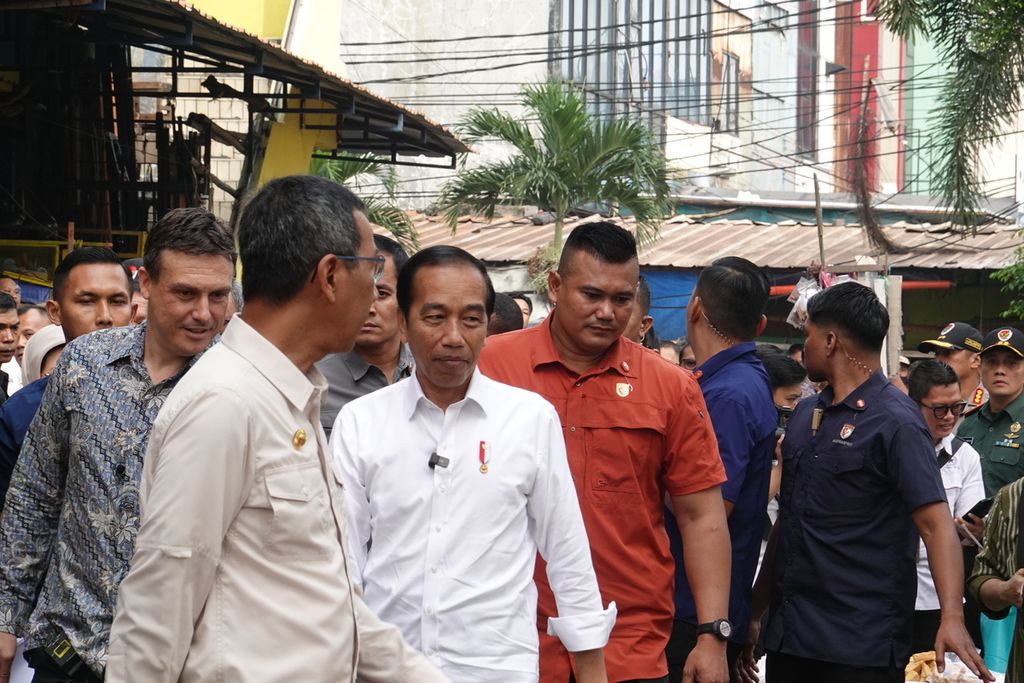 Presiden Joko Widodo meninjau harga kebutuhan pokok di Pasar Palmerah, Jakarta, Senin (26/6/2023). 