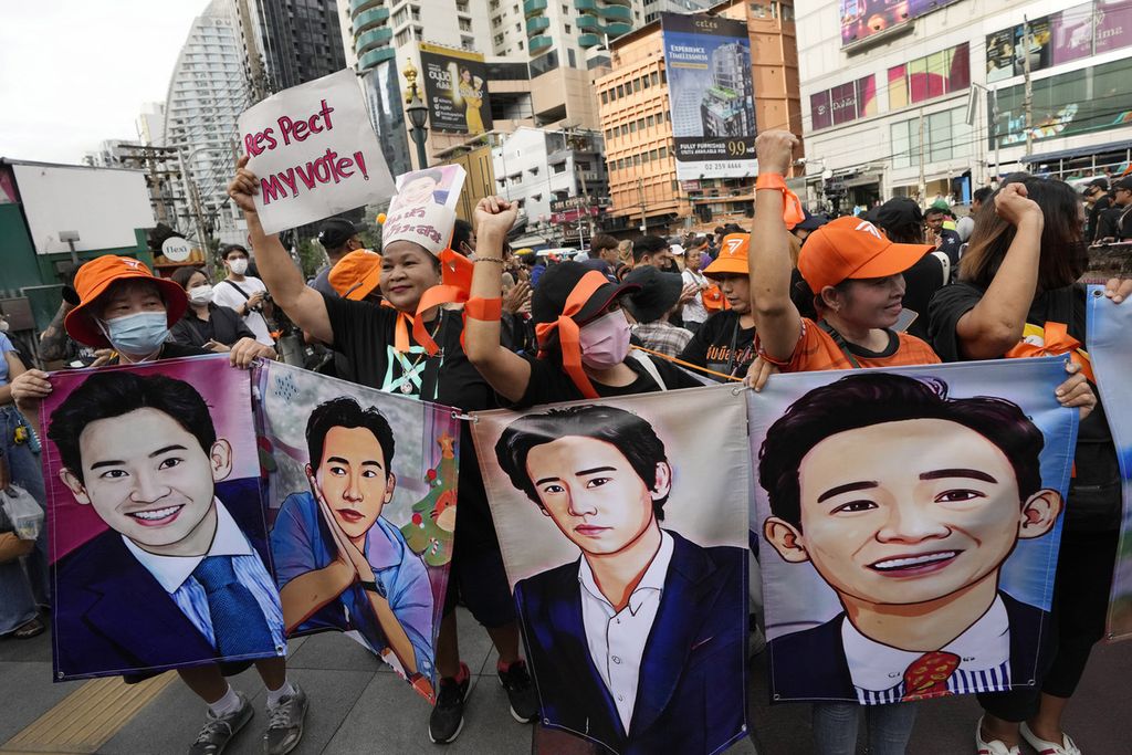 Para pendukung Partai Bergerak Maju (MFP) memegang foto Ketua MFP Pita Limjaroenrat saat menggelar protes di Bangkok, Thailand, 29 Juli 2023. Parlemen Thailand mengumumkan tanggal pemungutan suara untuk memilih perdana menteri untuk ketiga lainya, pekan depan.  