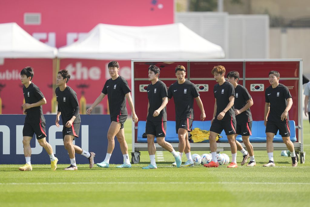 Pemain Korea Selatan berlatih di lokasi latihan tim Korea Selatan di Al Egla Training Site 5, Doha, Qatar, Minggu (4/12/2022). Brasil dan Korea Selatan akan berhadapan dalam laga babak 16 besar Piala Dunia Qatar pada Senin (5/12/2022)  malam waktu setempat atau Selasa (6/12/2022) dini hari WIB. 