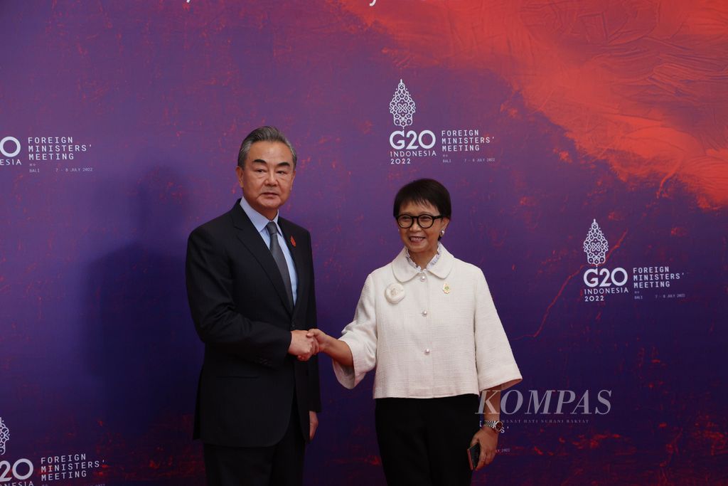 Menteri Luar Negeri RI Retno Marsudi (kanan) menyambut kedatangan Menteri Luar Negeri China Wang Yi yang menghadiri Pertemuan Menteri Luar Negeri G20 di Nusa Dua, Badung, Bali, Jumat (8/7/2022).