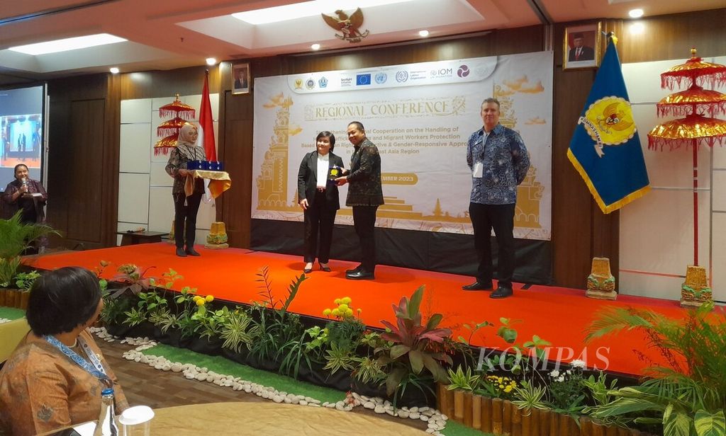 Ketua Komnas HAM Atnike Nova Sigiro (kiri) menyerahkan kenang-kenangan kepada Penjabat (Pj) Gubernur Bali Sang Made Mahendra Jaya saat pembukaan Konferensi Regional Gerak Bersama Memerangi Perdagangan Orang di ASEAN, di Kuta, Badung, Bali, Selasa (7/11/2023).