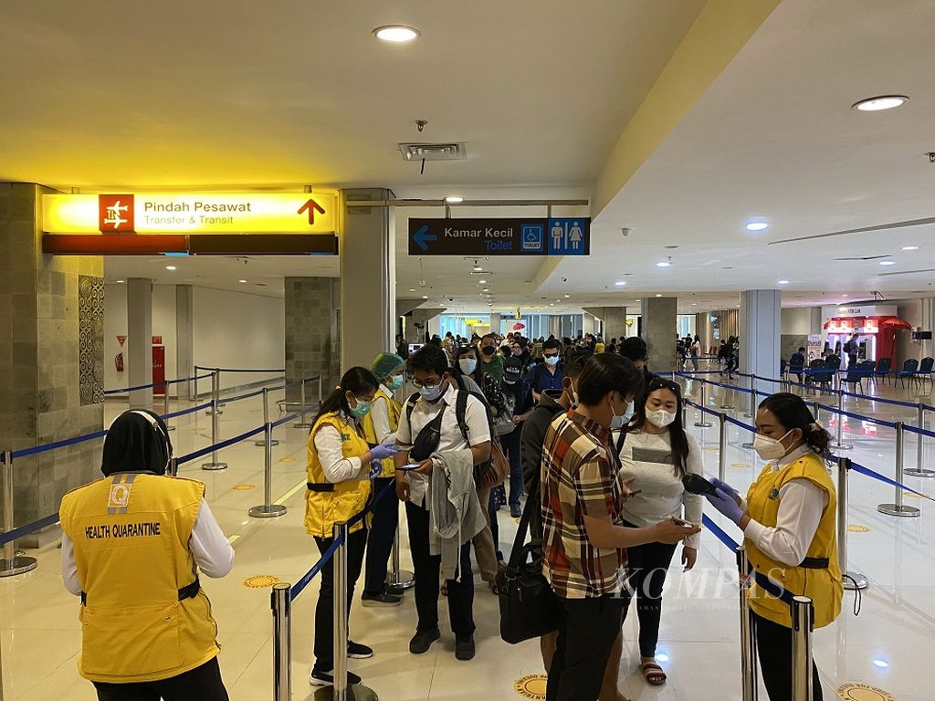 Petugas memindai kode batang pada aplikasi Peduli Lindungi milik penumpang yang baru tiba di Bandara Internasinal I Gusti Ngurah Rai, Bali, Rabu (29/9/2021). Mulai 14 Oktober 2021, pemerintah membuka kembali Bandara Internasinal I Gusti Ngurah Rai untuk kunjungan mancanegara.