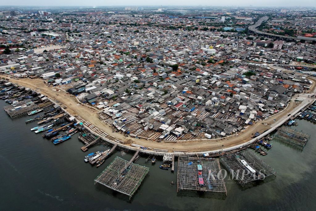 Lanskap kawasan padat penduduk Kalibaru, Cilincing, Jakarta Utara, Selasa (17/1/202). 