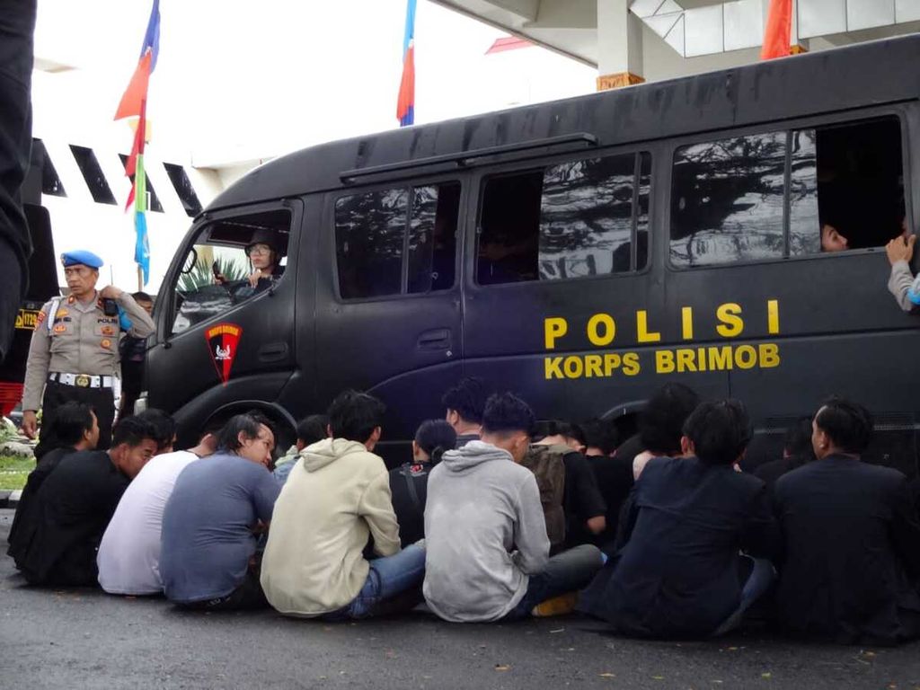 Unjuk rasa menuntut pencabutan Undang-Undang Cipta Kerja di depan gerbang kantor DPRD Lampung berakhir ricuh, Kamis (30/3/2023) sore. 