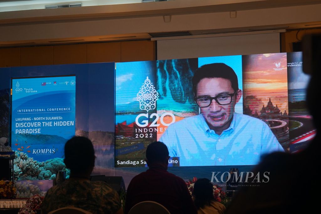 Menteri Pariwisata dan Ekonomi Kreatif Sandiaga Uno membacakan sambutan melalui tayangan video dalam konferensi internasional bertajuk ”Likupang-North Sulawesi: Discover the Hidden Paradise” yang digelar Kemenparekraf dan harian <i>Kompas</i> di Manado, Selasa (8/3/2022).