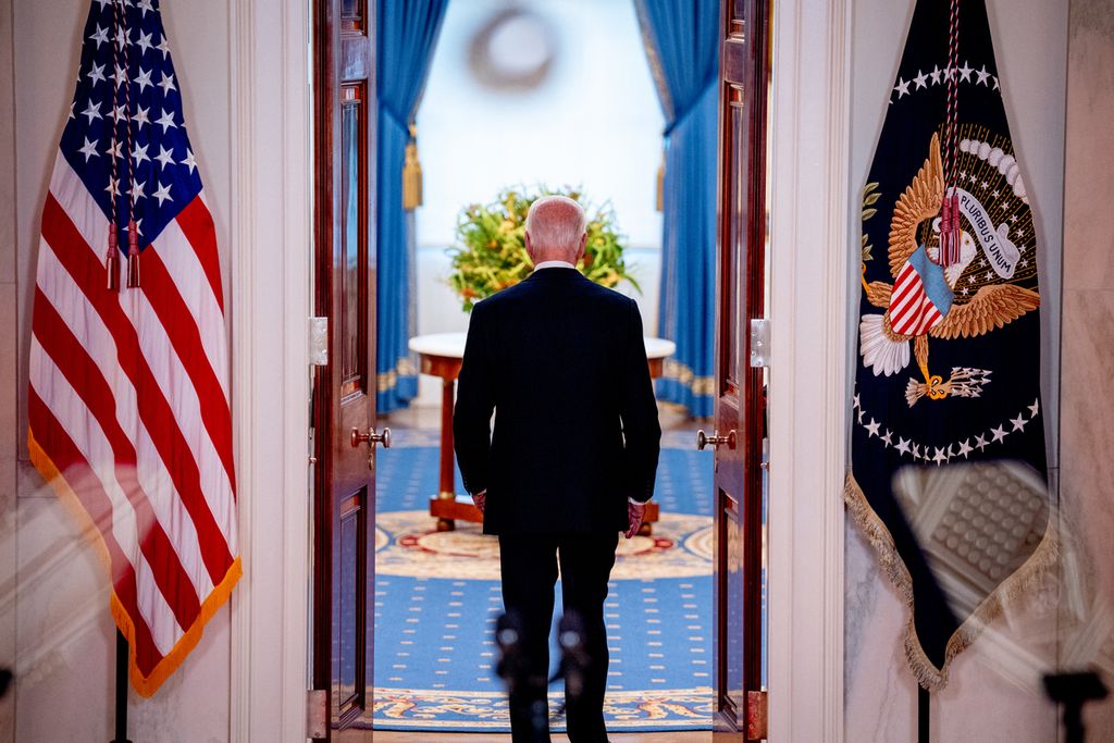 Presiden Amerika Serikat Joe Biden meninggalkan ruangan tempat ia berbicara kepada wartawan di Gedung Putih, Washington DC, AS, Senin (1/7/2024). 