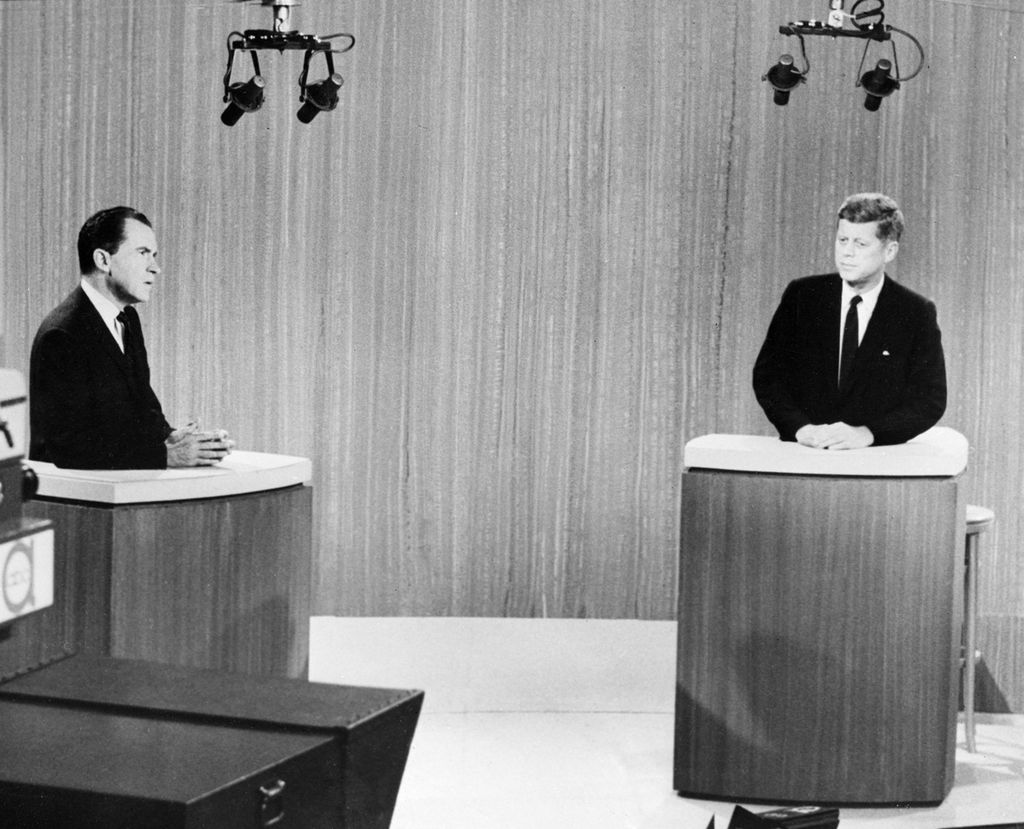 Wakil Presiden AS Richard Nixon (kiri) dan Senator John F Kennedy berpartisipasi dalam debat pertama yang disiarkan secara nasional di studio televisi Chicago, 26 September 1960.