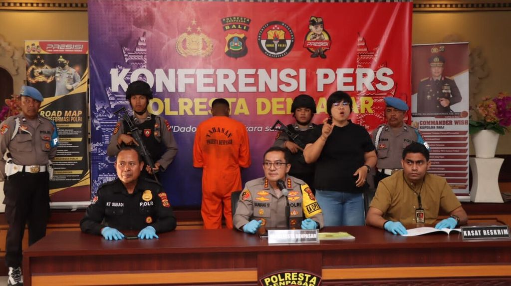 Dokumentasi Humas Polresta Denpasar menampilkan Kepala Polresta Denpasar Komisaris Besar Bambang Yugo Pamungkas (duduk, tengah) memberikan keterangan dalam jumpa pers di Polresta Denpasar, Jumat (11/8/2023).