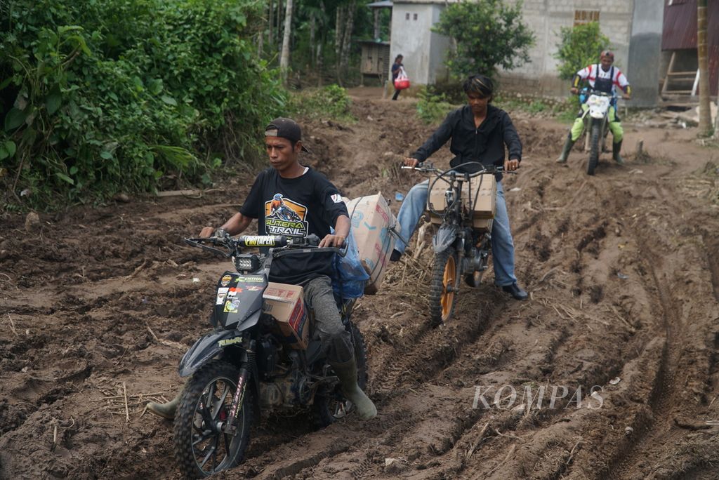 Pengendara sepeda motor trail mengantarkan bantuan logistik kepada warga terdampak banjir bandang di Nagari Ganting Mudik Utara Surantiah, Kecamatan Sutera, Kabupaten Pesisir Selatan, Rabu (13/3/2024).