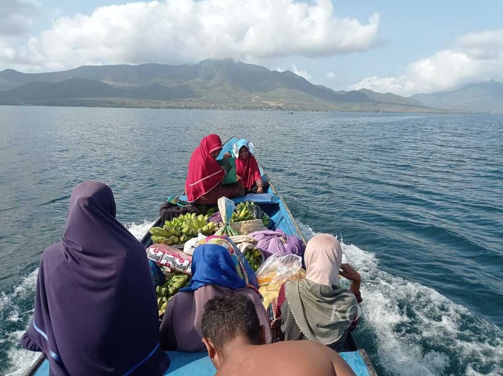 Warga menumpang perahu motor dari Pulau Adonara ke Pulau Solor di Kabupaten Flores Timur, Nusa Tenggara Timur, Sabtu 23 Oktober 2021. Perjalanan itu berisiko kecelakaan.