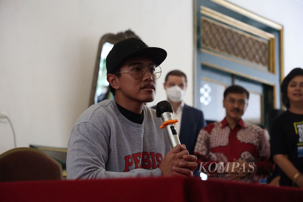 Kaesang Pangarep melakukan jumpa pers seusai menggelar gladi bersih akad nikah di Pringgitan Pesanggrahan Ambarrukmo, Sleman, DI Yogyakarta, Selasa (6/12/2022). 