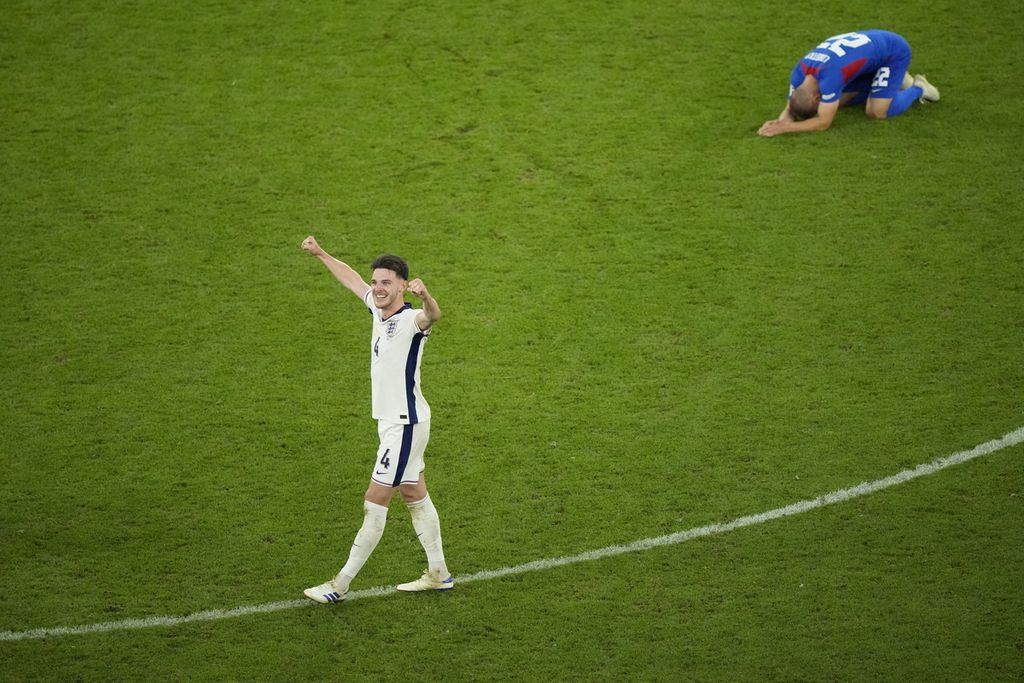 Gelandang Inggris, Declan Rice, melakukan selebrasi di depan gelandang Slowakia, Stanislav Lobotka, setelah pertandingan babak 16 besar Piala Eropa antara Inggris dan Slowakia di Gelsenkirchen, Jerman, Minggu (30/6/2024). 