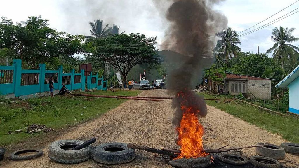 Warga Bonegunu, Buton Utara, Sulawesi Tenggara, melakukan aksi blokade jalan akibat jalan rusak yang bertahun-tahun terjadi di wilayah ini, pertengahan November 2021.