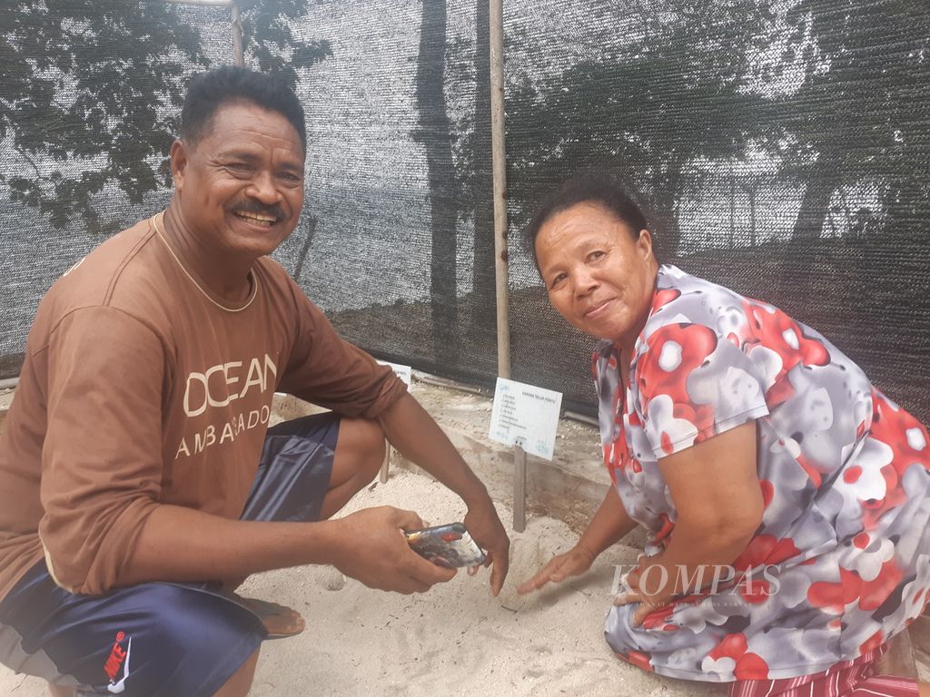 Wokadewa Melur (55) and his wife Theresia Solid Weran (54) 