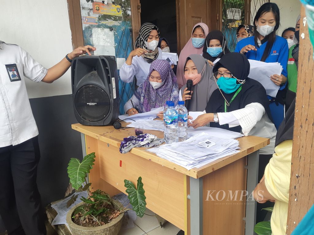 Petugas kantor Kelurahan Srijaya, Kecamatan Alang-Alang Lebar, Palembang, Sumatera Selatan, memanggil warga yang sudah mengumpulkan identitas untuk membeli paket sembako, Rabu (9/3/2022). Hal ini dilakukan untuk mengawasi penyaluran minyak goreng yang sedang langka.