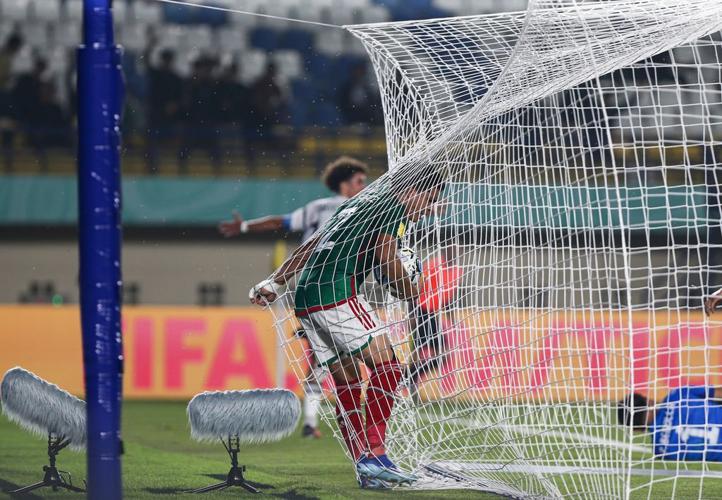 Pemain Meksiko, Jose Suares, memungut bola dari gawangnya setelah kebobolan oleh Jerman pada babak pertama laga penyisihan Grup F Piala Dunia U-17 2023 di Stadion Si Jalak Harupat, Kabupaten Bandung, Jawa Barat, Minggu (12/11/2023) malam. 