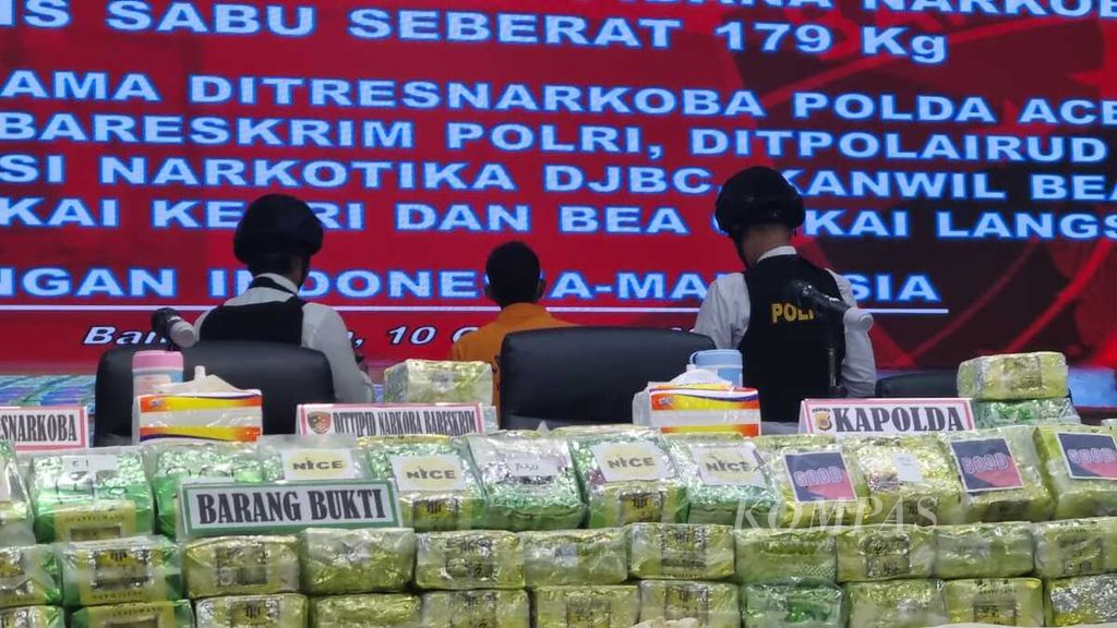 Kepolisian Daerah Aceh memaparkan hasil operasi kasus narkotika, Senin (10/10/2022). Dalam operasi yang dilakukan di Kabupaten Aceh Timur, Aceh, petugas menyita 179 kilogram sabu dan menangkap satu tersangka.