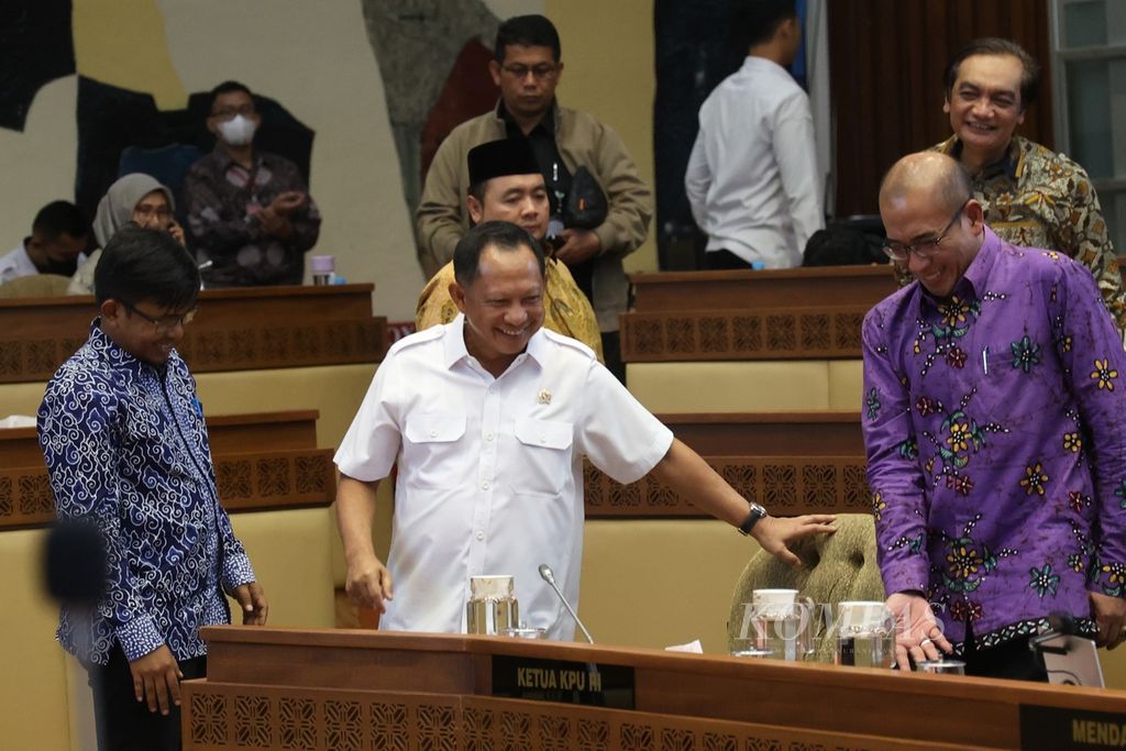 Menteri Dalam Negeri Tito Karnavian (tengah) bersama Ketua Komisi Pemilihan Umum (KPU) Hasyim Asy'ari (kanan) yang didampingi  bersiap mengikuti rapat dengar pendapat Komisi II DPR di Kompleks Parlemen, Senayan, Jakarta, Rabu (15/5/2024).