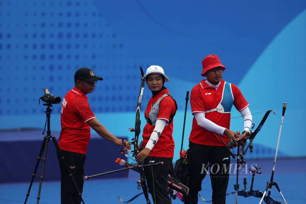 Head coach of the Indonesian archery national training course Hendra Setijawan gives instructions to the Indonesian team, Riau Ega Agatha Salsabilla/Diananda Choirunisa, when they compete against the South Korean team, Lee Wooseok/Lim Sihyeon, in the semi-finals of the mixed team <i>recurve</i> event at the 2022 Asian Games at the Fuyang Yinhu Sports Center, Zhejiang Province, China, Wednesday (4/10/2023). The Indonesian archery team lost 2-6 to South Korea.