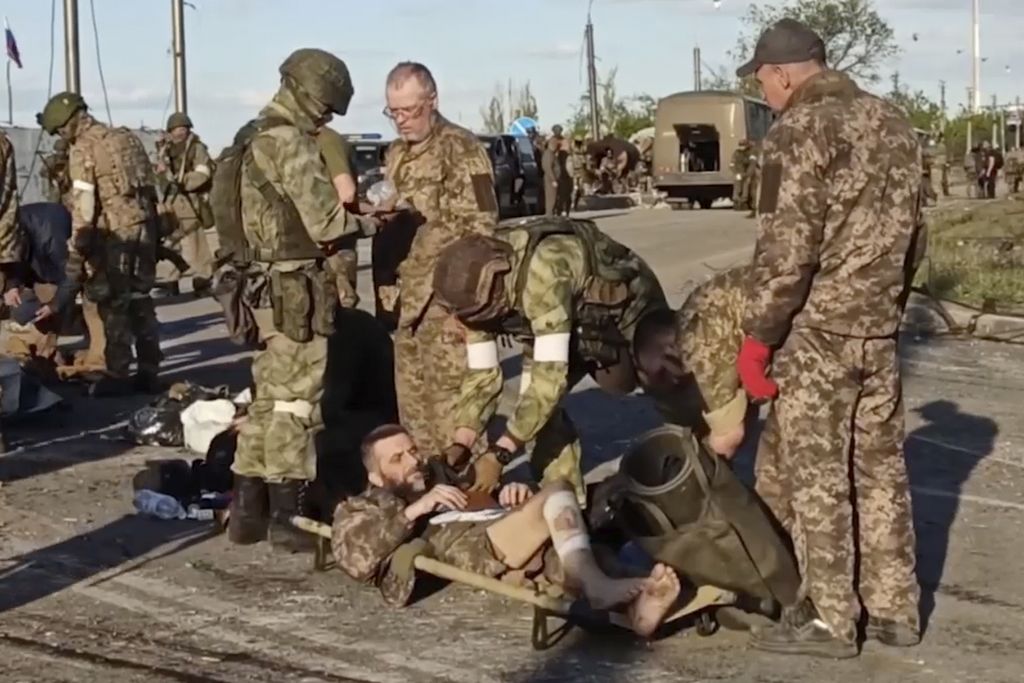 Foto yang dirilis Biro Pers Kementerian Pertahanan Rusia pada 17 Mei 2022 memperlihatkan prajurit Rusia menggeledah prajurit Ukraina saat evakuasi pabrik baja Azovstal di Mariupol, Ukraina. 