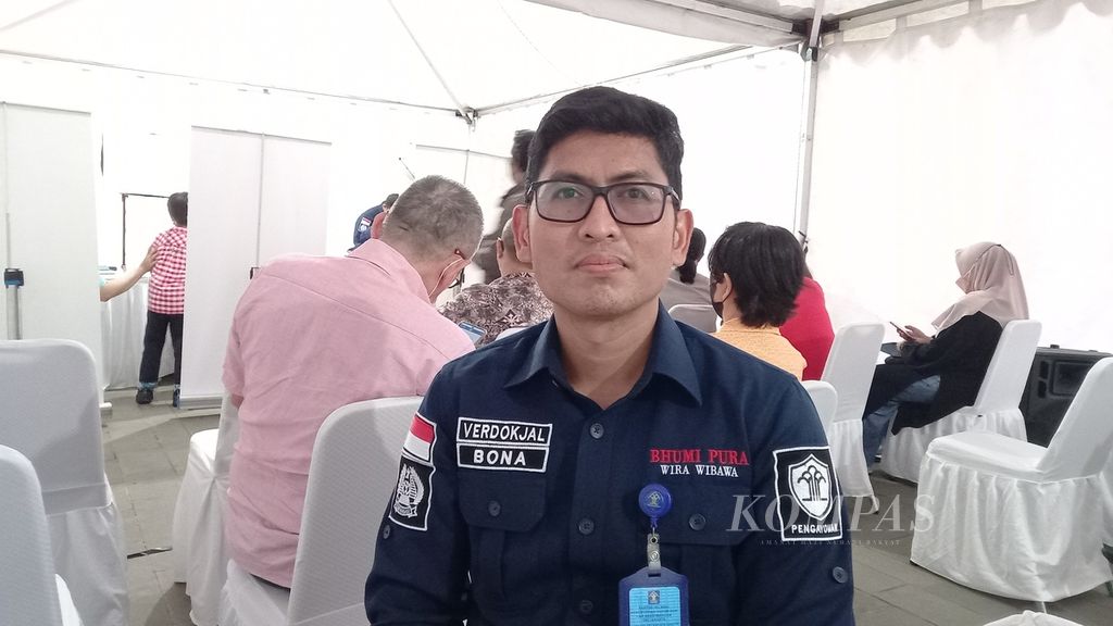 Kepala Seksi Verifikasi dan Ajudikasi Dokumen Perjalanan Imigrasi Jakarta Barat Bona Roy Simanungkalit 