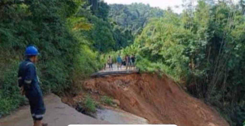 Kondisi daerah yang terkena bencana longsor di Kabupaten Tanggamus, Lampung, pada Minggu (26/5/2024). 