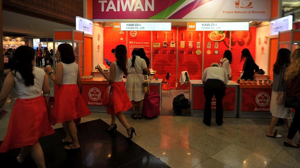 Sejumlah produk ditampilkan dalam Taiwan Expo di Jakarta Convention Center, Jumat (12/5). Acara yang diadakan Taiwan External Trade Development Council (TAITRA) ini untuk meningkatkan kerjasama ekonomi dan perdagangan antara Indonesia dan Taiwan. Pameran akan berlangsung hingga Minggu (14/5).