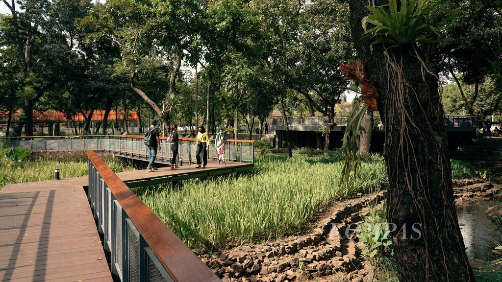 Warga menikmati suasana Tebet Eco Park di Jakarta Selatan, Jumat (29/4/2022).