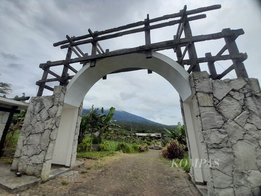 The gate enters the Bon Desa Cafe in Tulungrejo Village, Bumiaji District, Batu City, East Java, Monday (10/4/2023).