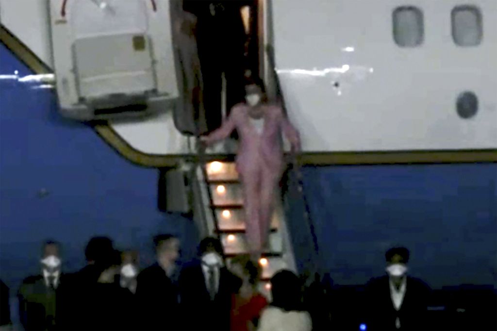 Ketua DPR AS Nancy Pelosi keluar dari pesawat setelah mendarat di Taipei, Taiwan, Selasa (2/8/2022). 