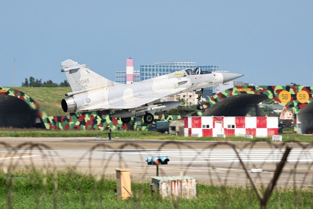 Jet tempur Mirage 2000 Angkatan Udara Taiwan lepas landas di pangkalan udara di Hsinchu, Senin (14/10/2024). China mengerahkan pesawat tempur dan kapal perang untuk mengepung Taiwan pada 14 Oktober melalui latihan militer.