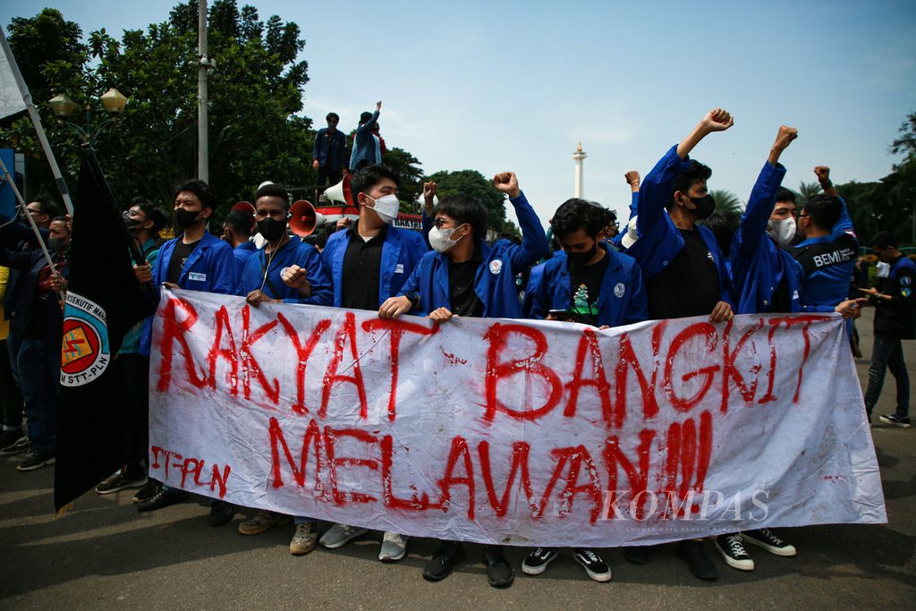 Mahasiswa yang tergabung dalam Aliansi BEM seluruh Indonesia berunjuk rasa di Patung Arjuna Wijaya, Jakarta Pusat, Senin (28/3/2022). Mahasiswa menolak wacana penundaan Pemilihan Umum (Pemilu) 2024 dan perpanjangan masa jabatan presiden.
