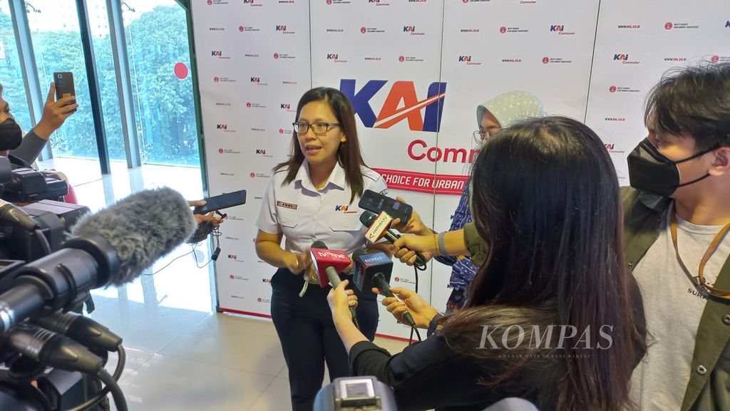 VP Corporate Secretary KAI Commuter Erni Sylviane Purba memberikan penjelasan lebih lanjut terkait layanan KAI Commuter pada periode Natal 2022 dan Tahun Baru 2023, Rabu (21/12/2022).