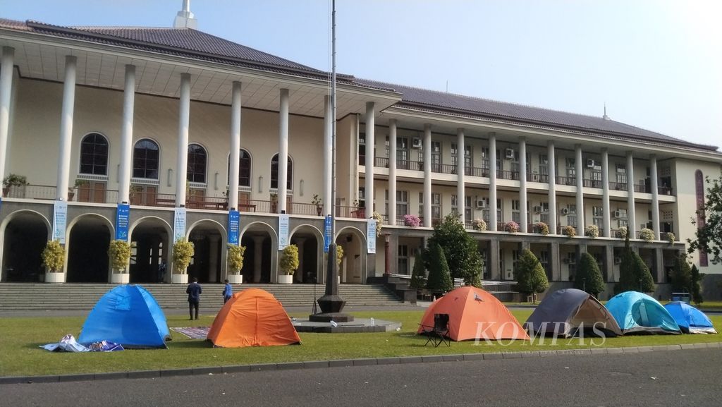 Tenda-tenda yang berdiri di halaman Balairung Universitas Gadjah Mada (UGM), Yogyakarta, Rabu (29/5/2024). Sejumlah mahasiswa yang tergabung dalam Aliansi Mahasiswa UGM menginap di tenda-tenda itu untuk memprotes kebijakan kampus soal penetapan iuran pengembangan institusi (IPI).