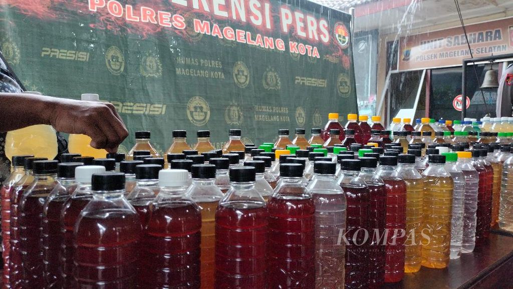 Ratusan botol miras dari tiga pelaku pengedar di Kota Magelang diamankan di kantor Kepolisian Sektor (Polsek) Magelang Selatan, Kota Magelang, Jawa Tengah, Jumat (24/3/2023).