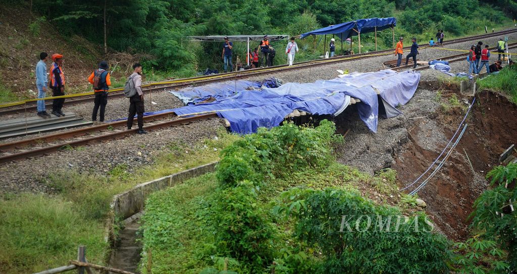 Kondisi rel kereta api Bogor-Sukabumi yang terdampak longsoran di Kampung Sirnasari, Kelurahan Empang, Kota Bogor, Jawa Barat, ditutup terpal, Kamis (16/3/2023). 