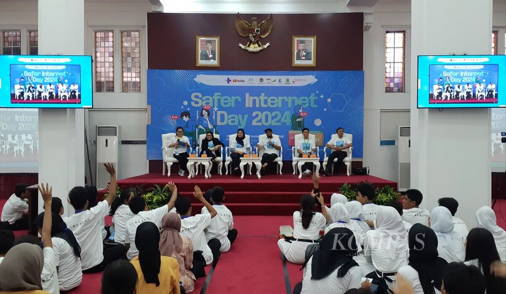 Suasana gelar wicara dalam puncak perayaan Safer Internet Day di kantor Kementerian Koordinator Bidang Pembangunan Manusia dan Kebudayaan, Jakarta, Sabtu (24/2/2024).